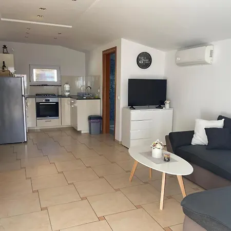 Sinisa Apartment Vir